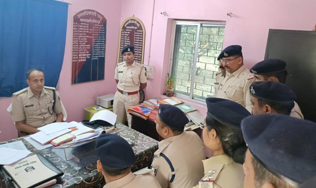 मुजफ्फरपुर में एसएसपी ने सरैया थाना का किया निरीक्षण, 7 पुलिसकर्मी निलंबित, 2 को पुरस्कार