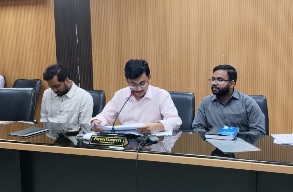 मुजफ्फरपुर में भ्रष्टाचार पर प्रहार: राजस्व कर्मचारी निलंबित, डीएम की सख्त कार्रवाई।