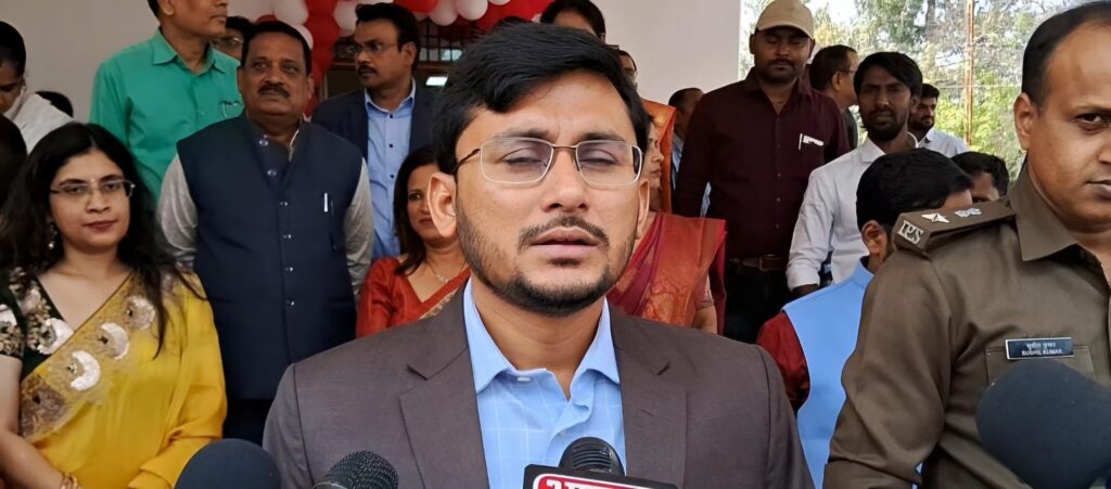 मीनापुर प्रखंड कार्यालय के लिपिक निलंबित, डीएम ने दी कड़ी कार्रवाई की चेतावनी।