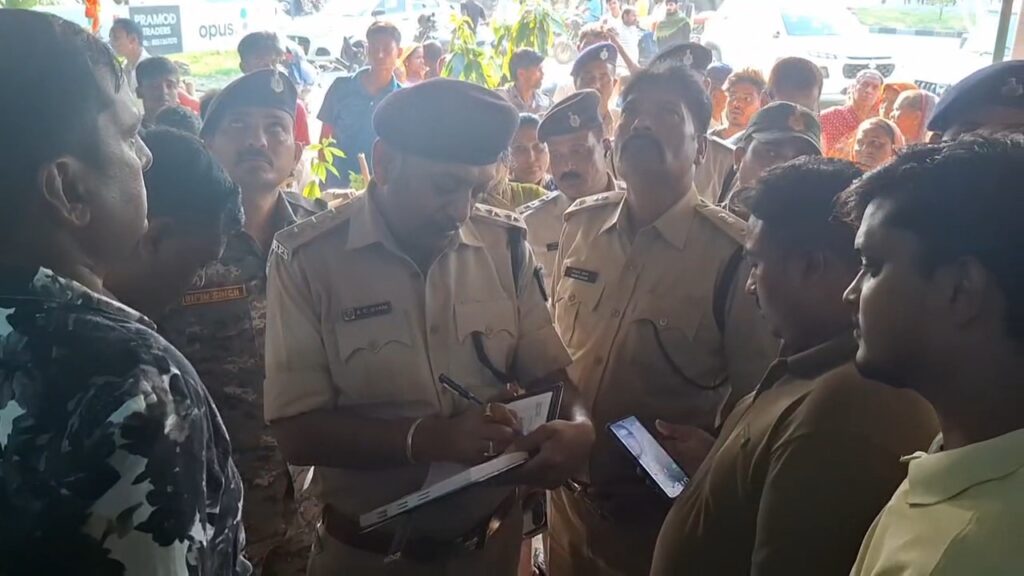 मुजफ्फरपुर में दिनदहाड़े आभूषण दुकान में लूट, 15 लाख से अधिक का माल लूटकर फरार हुए अपराधी।