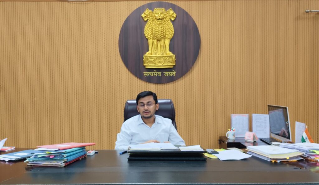 मुसहरी में राजस्व कार्यों में लापरवाही: दो कर्मचारी निलंबित, DM ने दी कड़ी कार्रवाई की चेतावनी