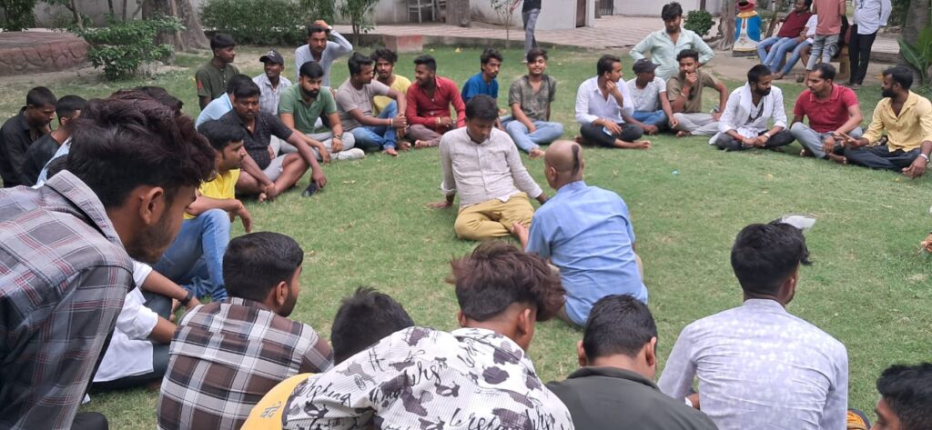 दवा-मुक्त इलाज का हुनर: न्यूरोथेरेपी सिखाकर बिपिन पाठक ने जगाई नई उम्मीद।