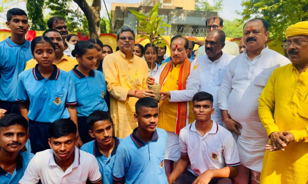 उपमुख्यमंत्री विजय सिन्हा ने जन्मदिन पर लगाए 57 फलदार वृक्ष, “एक पेड़ मां के नाम” अभियान को दिया बढ़ावा