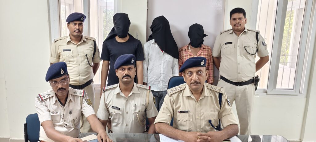 मुजफ्फरपुर में हवाई फायरिंग मामले का पर्दाफाश, 3 कुख्यात अपराधी अवैध हथियारों के साथ गिरफ्तार।