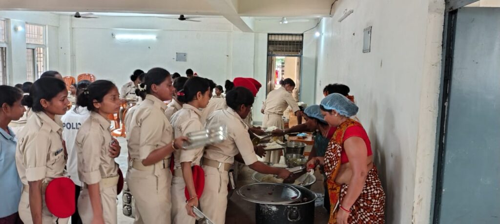 बिहार सैन्य पुलिस केंद्र-6 और पुलिस लाइन, मुजफ्फरपुर में “जीविका दीदी की रसोई” का भव्य शुभारंभ।