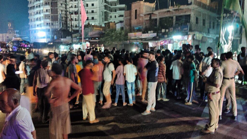 मुजफ्फरपुर में कबाड़ी व्यवसायी की गोली मारकर हत्या, समधी पर गोलीबारी का आरोप, आक्रोशित भीड़ ने किया हंगामा।