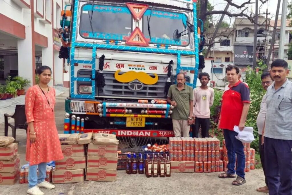 मुजफ्फरपुर में शराब तस्करी का नया खेल: मिनरल वाटर की आड़ में ट्रक में छिपाई गई शराब।