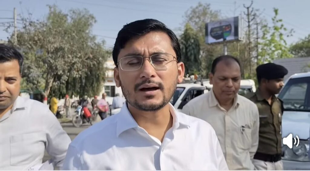 डीएम ने 4.33 करोड़ की 18 योजनाओं को दी मंजूरी, शहर को स्वच्छ-सुंदर बनाने की पहल।
<br>