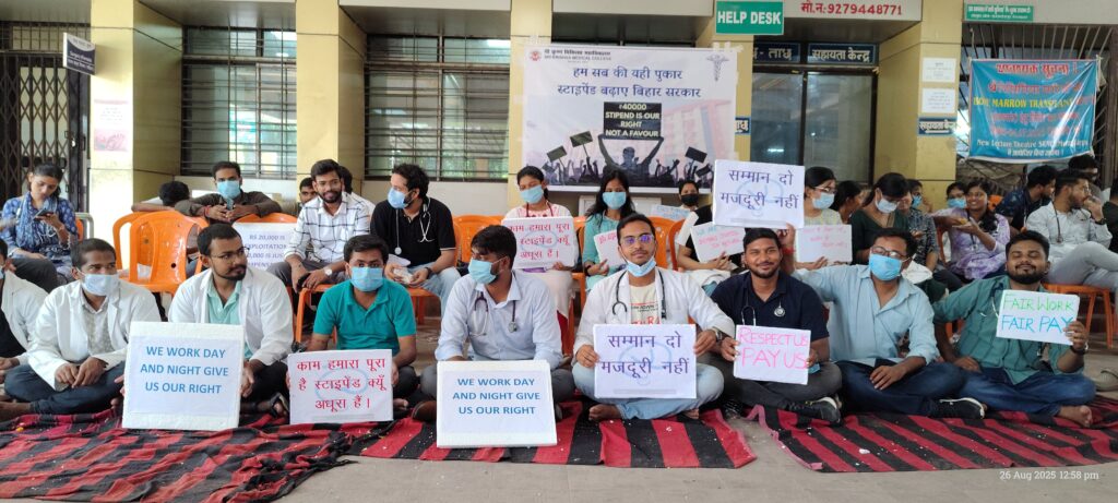 मेडिकल इंटर्न्स की हड़ताल: बिहार में OPD सेवाएं ठप, सरकार की अनदेखी पर भारी आक्रोश।