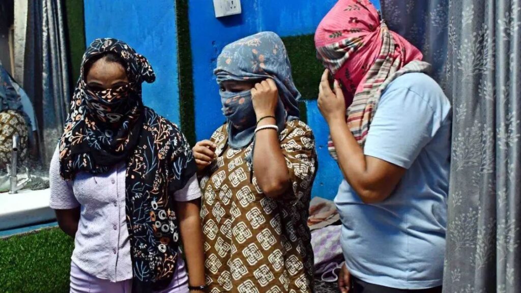 मुजफ्फरपुर: स्पा सेंटर पर पुलिस छापेमारी, संचालक समेत छह हिरासत में, देह व्यापार की आशंका।