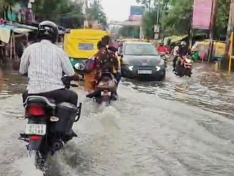 लगातार बारिश से जलमग्न हुआ मुजफ्फरपुर, सड़कें बनीं दरिया, घरों में घुसा पानी