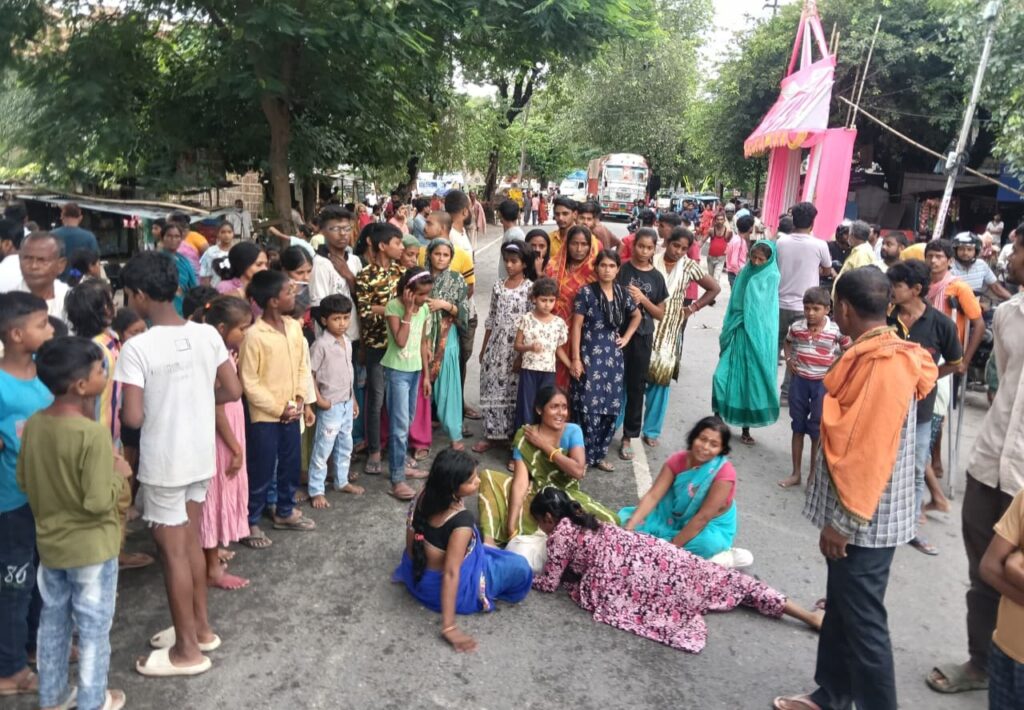 मुजफ्फरपुर के निजी स्कूल में चौथी कक्षा के छात्र की मौत, शिक्षक की पिटाई का आरोप, परिजनों का उग्र प्रदर्शन।
