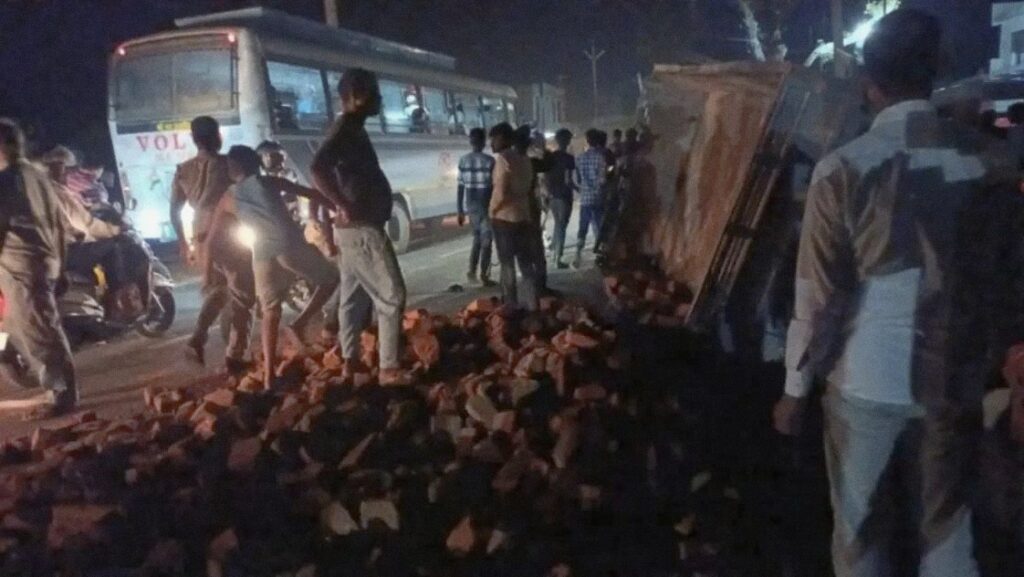 मुजफ्फरपुर में भीषण सड़क हादसा: ट्रैक्टर और पिकअप में जोरदार टक्कर, बच्ची समेत चार की मौ’त, तीन गंभीर