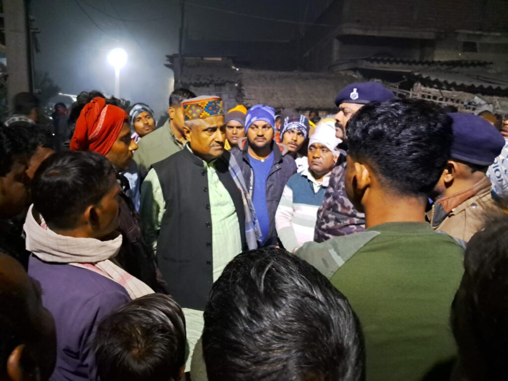 डंपर की चपेट में आने से 12 वर्षीय मासूम की दर्दनाक मौत, गांव में हंगामा — विधायक अजीत कुमार पहुंचे सांत्वना देने