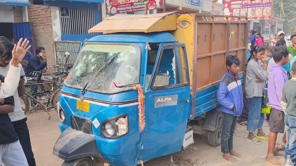 मुज़फ्फरपुर: अनियंत्रित ऑटो पलटने से 13 वर्षीय बच्चे की मौत, 3 घायल, हादसे के बाद हंगामा, चालक फरार