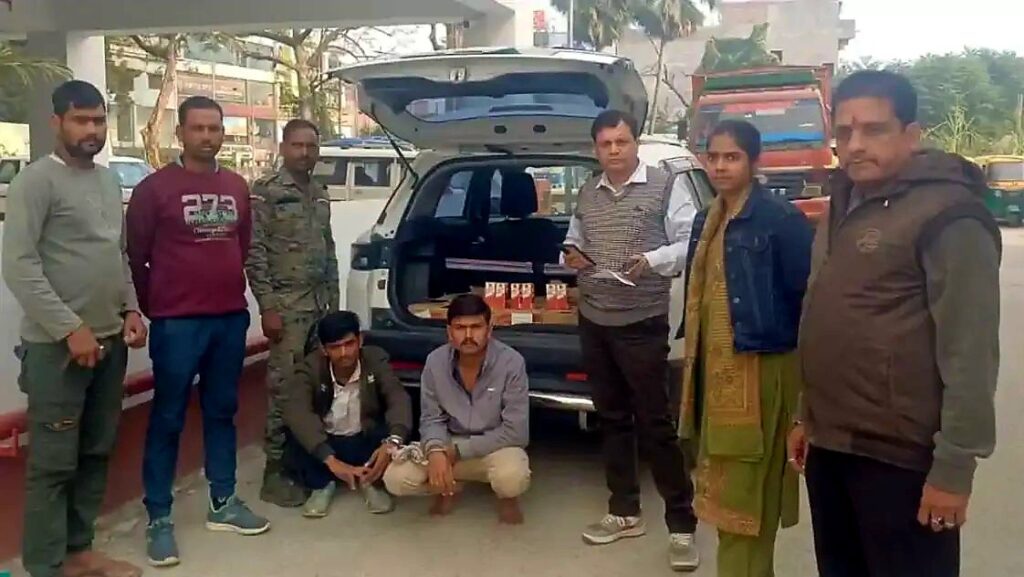 मुजफ्फरपुर : लक्जरी कार से लाखों की विदेशी शराब जब्त, दो तस्कर गिरफ्तार।