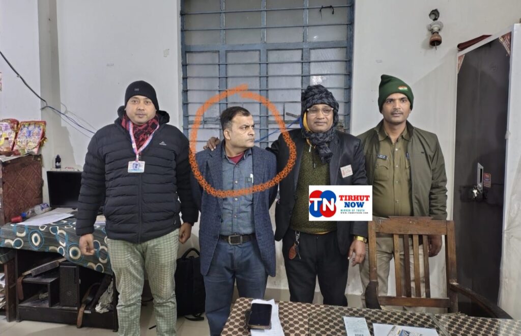 चलती ट्रेन में फर्जी टिकट चेकर बेनकाब, यात्रियों से अवैध वसूली करते गिरफ्तार