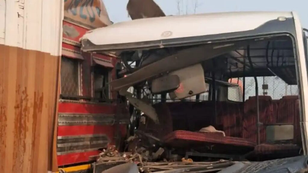 मुजफ्फरपुर–सीतामढ़ी एनएच-22 पर सुबह का सफर बना हादसा, आमने-सामने टकराईं बस और ट्रक