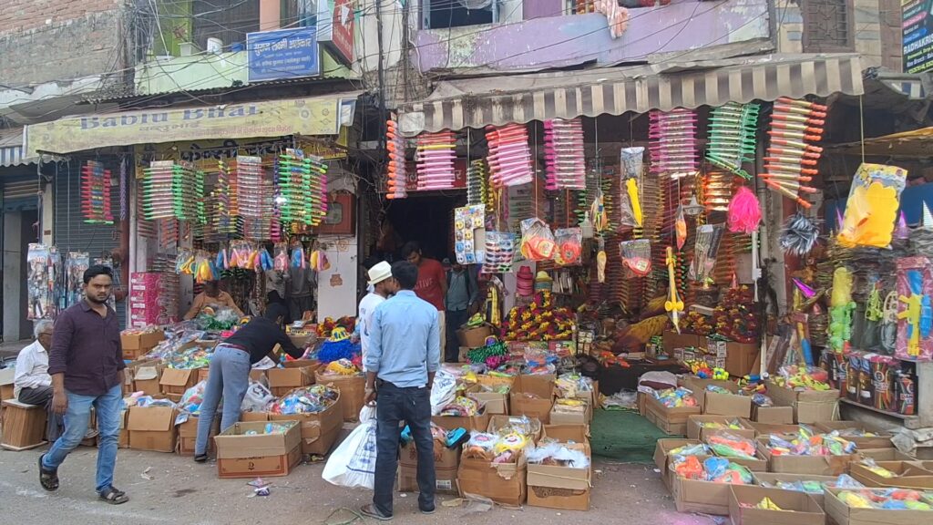 मुजफ्फरपुर के बाजार रंगों से गुलजार: फायर एक्सटिंग्विशर पिचकारी और टॉय गन बनी होली की नई सनसनी!