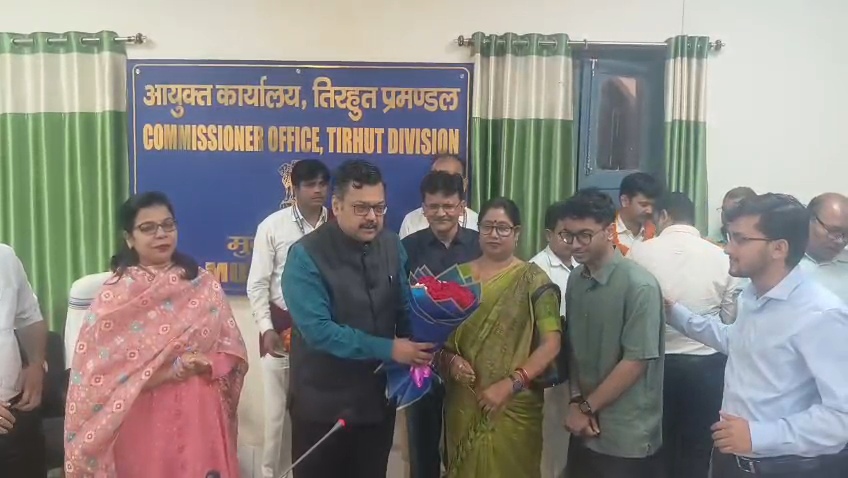 वैशाली के दो युवाओं ने रचा इतिहास: यूपीएससी में 10वीं और 102वीं रैंक, तिरहुत आयुक्त ने किया सम्मानित