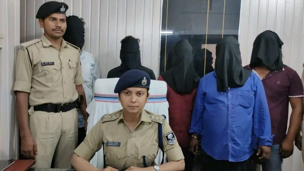 मुजफ्फरपुर में छिनतई गैंग का पर्दाफाश: 5 बदमाश गिरफ्तार, जेवर-वाहन समेत कई सामान बरामद